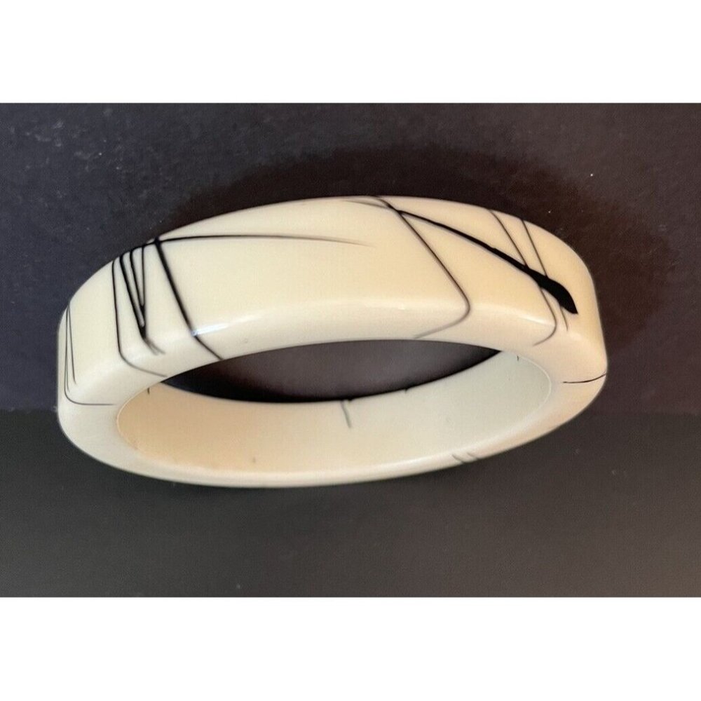 bangle bracelet Vintage Off White With Black Platter Pattern Round